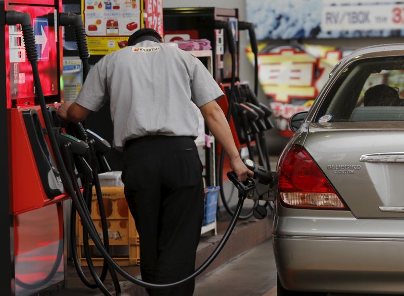 &copy; Reuters. 　４月６日、経済産業省は、ガソリンなどの価格上昇を抑制するために行っている元売り各社への補助金について、７日から１３日は１リットル当たり２０．７円を支給すると発表した。写