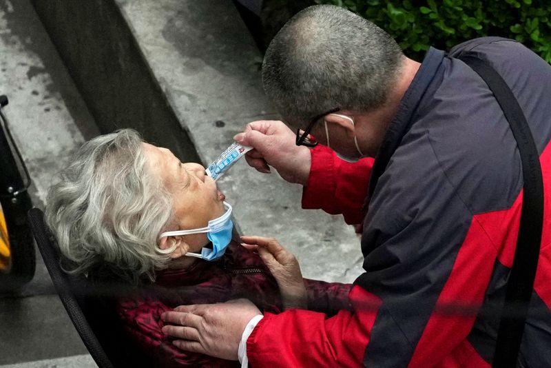 In Shanghai, a long, fruitless wait for help amid COVID lockdown