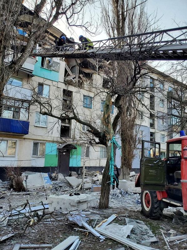 &copy; Reuters. FOTO DE ARCHIVO: Rescatistas evacuan a una persona de un edificio residencial dañado por un ataque militar, mientras continúa el ataque de Rusia a Ucrania, se ve en Lysychansk, región de Luhansk, Ucrania en esta imagen de mano publicada el 30 de marzo 