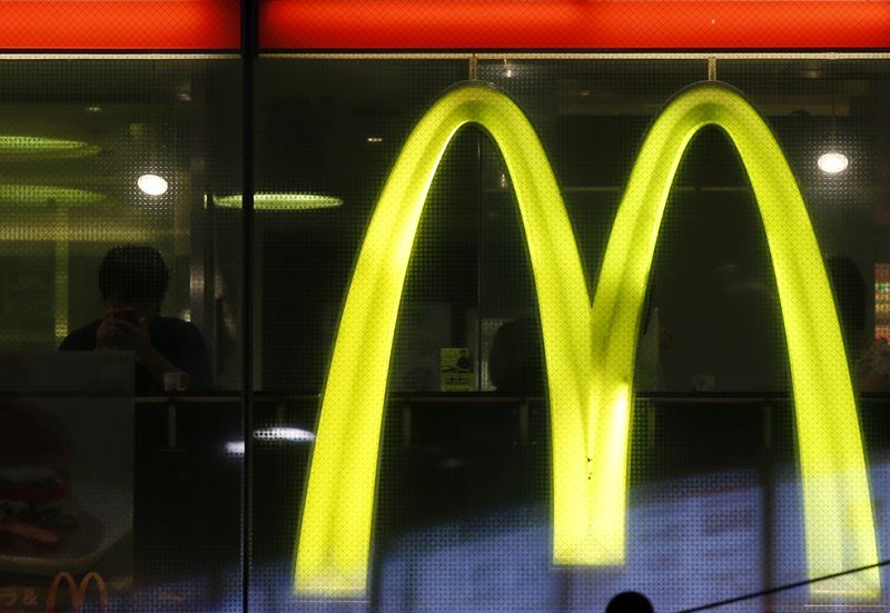 &copy; Reuters.     日本マクドナルドホールディングスは６日、３月の既存店売上高が前年比１２．６％増加したと発表した。資料写真、２０１４年7月、都内で撮影（２０２２年　ロイター／Yuya Shino）