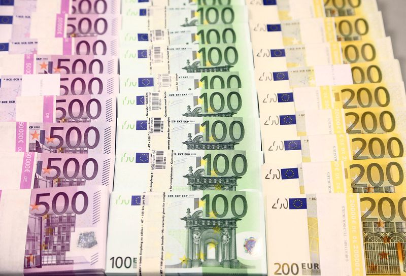 © Reuters. FILE PHOTO: Euro currency bills are pictured at the Croatian National Bank in Zagreb, Croatia, May 21, 2019. Picture taken May 21, 2019. REUTERS/Antonio Bronic