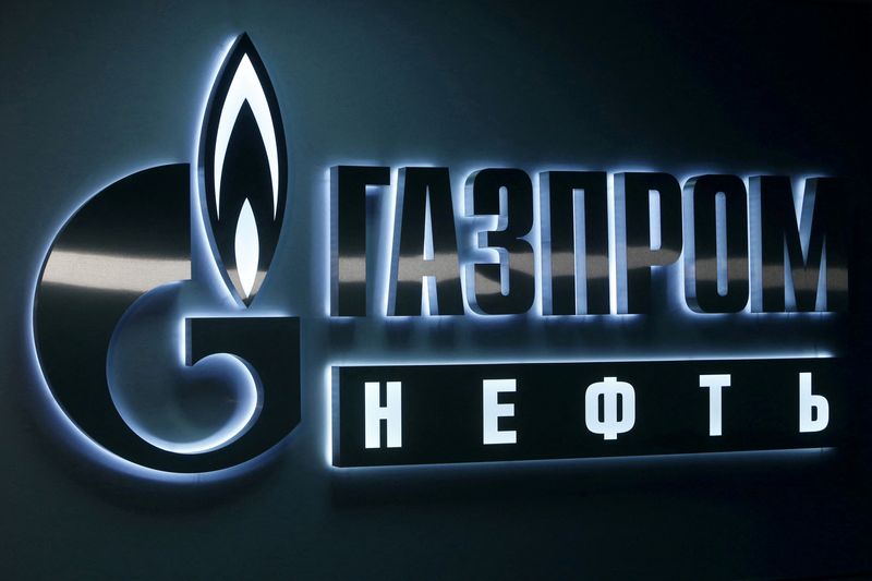 &copy; Reuters. Il logo Gazprom Neft a Khanty-Mansiysk, città in Siberia occidentale in Russia. REUTERS/Sergei Karpukhin/