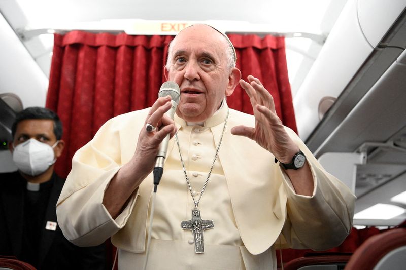 &copy; Reuters. El Papa Francisco da una conferencia de prensa a bordo del avión papal en su vuelo de regreso tras visitar Malta, 3 de abril de 2022. REUTERS/Vatican Media