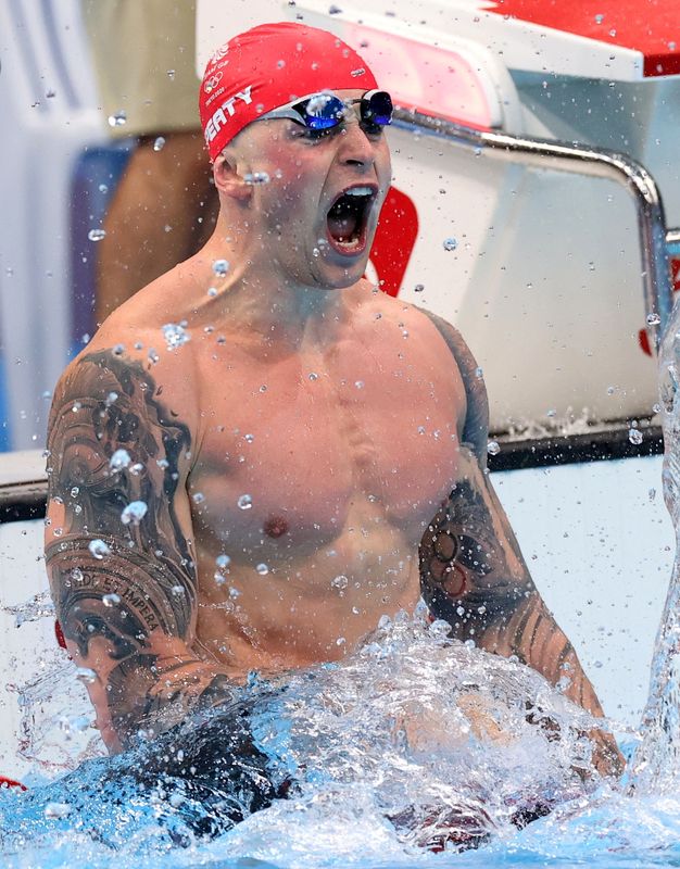 &copy; Reuters. السباح البريطاني آدم بيتي يحتفل بفوزه بالميدالية الذهبية في نهائيات أولمبياد طوكيو للسباحة يوم 26 يوليو تموز 2021. تصوير: ماركو دجوريكا - رويتر