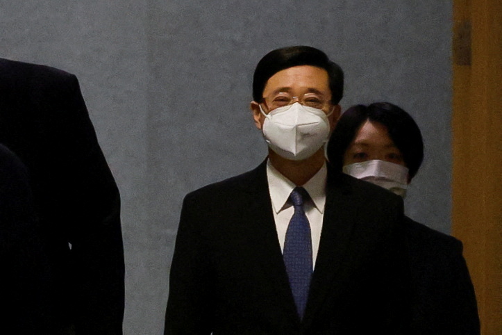 © Reuters. Hong Kong Chief Secretary for Administration John Lee attends a news conference after his resignation, in Hong Kong, China, April 6, 2022. REUTERS/Tyrone Siu 