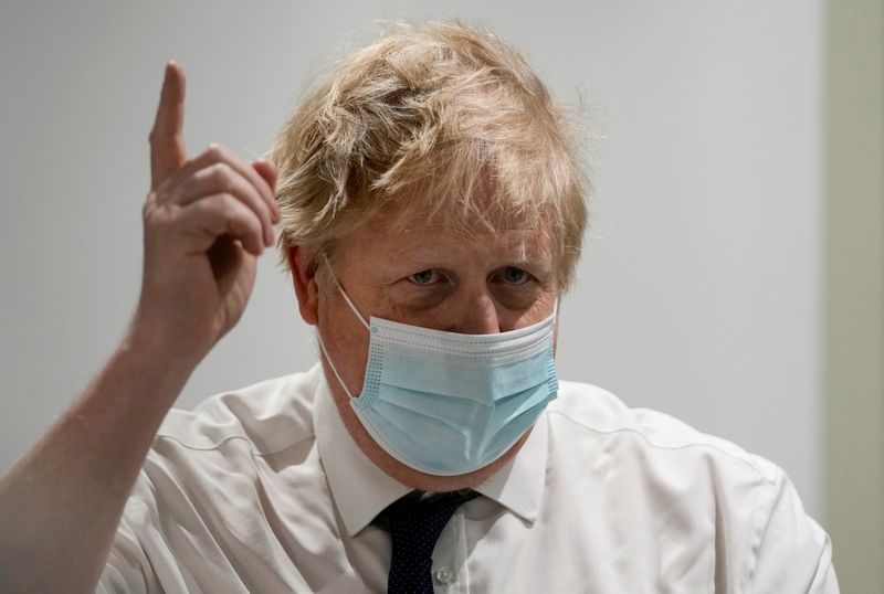 &copy; Reuters. El primer ministro británico, Boris Johnson, hace un gesto durante una visita al Nuevo Hospital Reina Isabel II en Welwyn Garden City, Reino Unido. 6 de abril, 2022. Frank Augstein/Pool via REUTERS