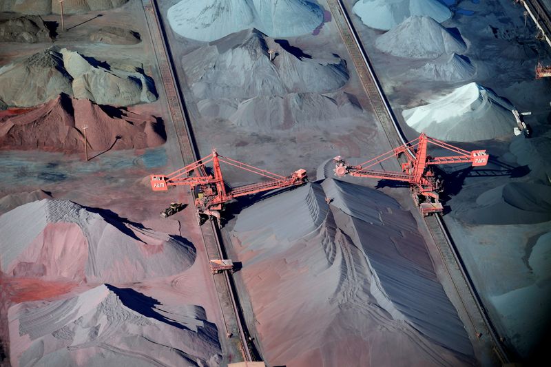 &copy; Reuters. Una terminal de graneles secos de la empresa alemana Hansaport, especializada en el manejo de carbón y mineral, en el puerto de Hamburgo, Alemania, 1 de agosto de 2018. REUTERS/Fabian Bimmer