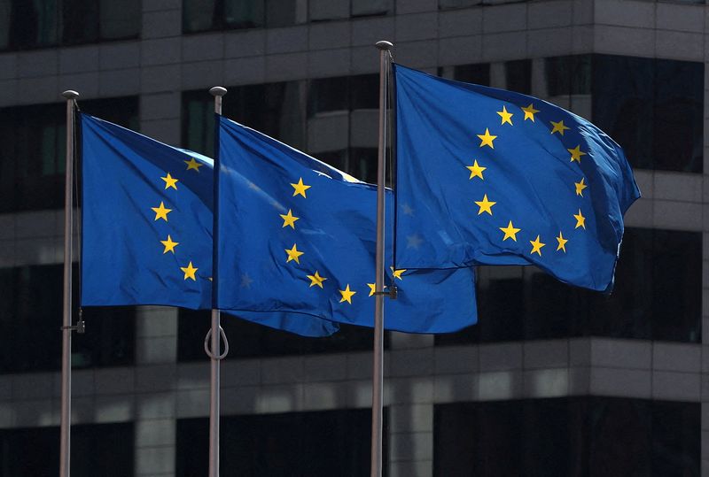 &copy; Reuters. FOTO DE ARCHIVO: Las banderas de la Unión Europea ondean frente a la sede de la Comisión Europea en Bruselas, Bélgica, 10 de abril de 2019. REUTERS/Yves Herman/File Photo