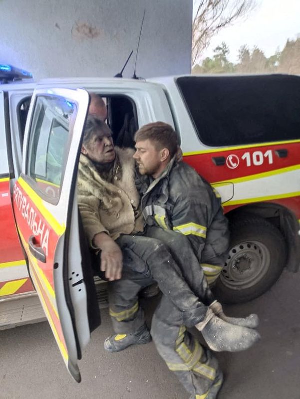 &copy; Reuters. Mulher é carregada após ser retirada dos destroços de local atingido por explosão em Rubizhne, em Luhansk, no leste da Ucrânia
06/04/2022
Serviço de Emergência da Ucrânia/Divulgação via REUTERS