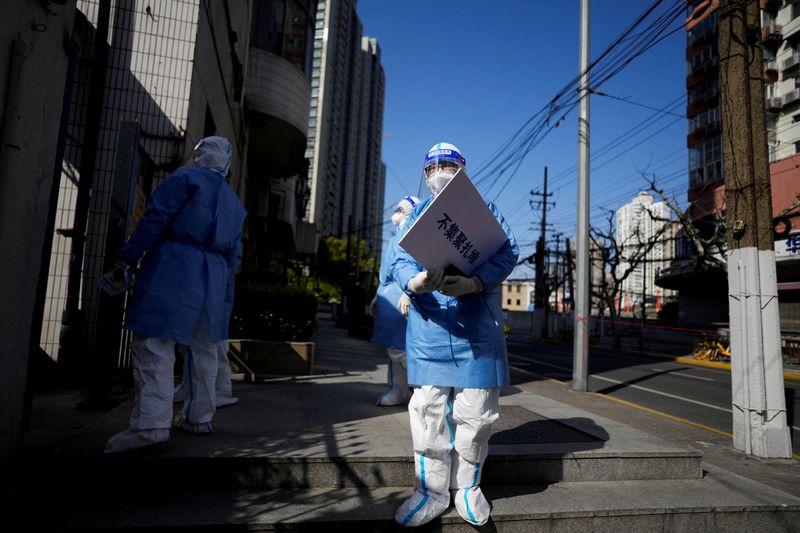 &copy; Reuters. FILE PHOTO: Workers in protective suits direct residents lining up for nucleic acid testing, during the second stage of a two-stage lockdown to curb the spread of the coronavirus disease (COVID-19), in Shanghai, China April 4, 2022. REUTERS/Aly Song/File 