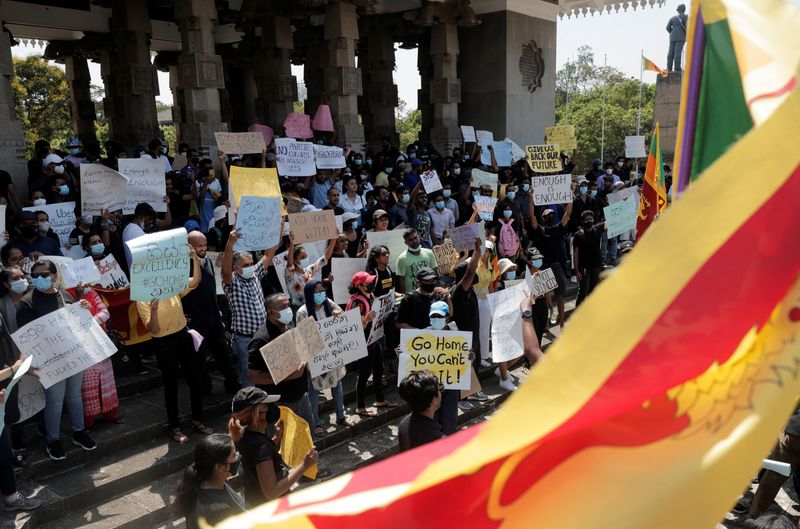 © Reuters. People shout slogans against Sri Lanka's President Gotabaya Rajapaksa and demand that Rajapaksa family politicians step down, during a protest amid the country's economic crisis, at Independence Square in Colombo, Sri Lanka, April 4, 2022. REUTERS/Dinuka Liyanawatte
