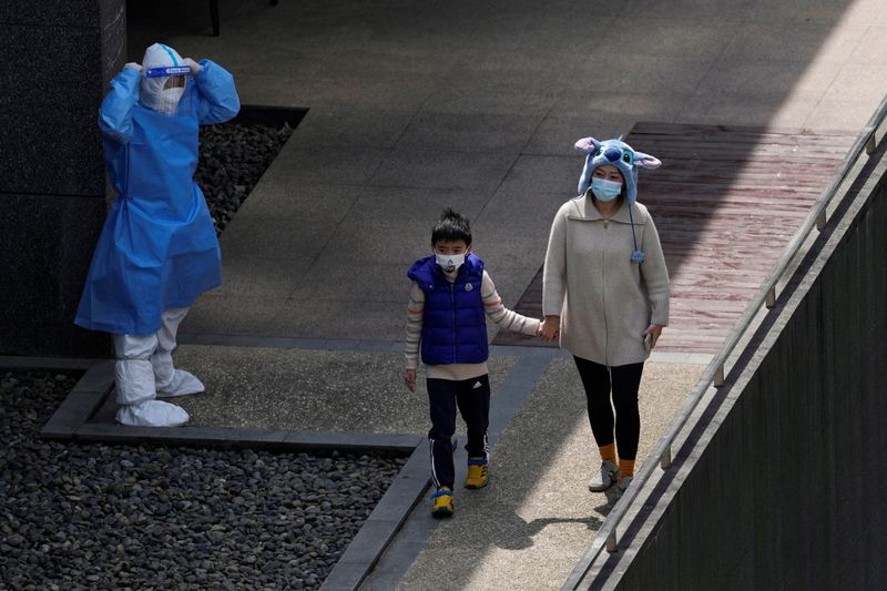 &copy; Reuters. Moradores se direcionam a local de teste da Covid-19 em área residencial de Xangai 
04/04/2022
REUTERS/Aly Song