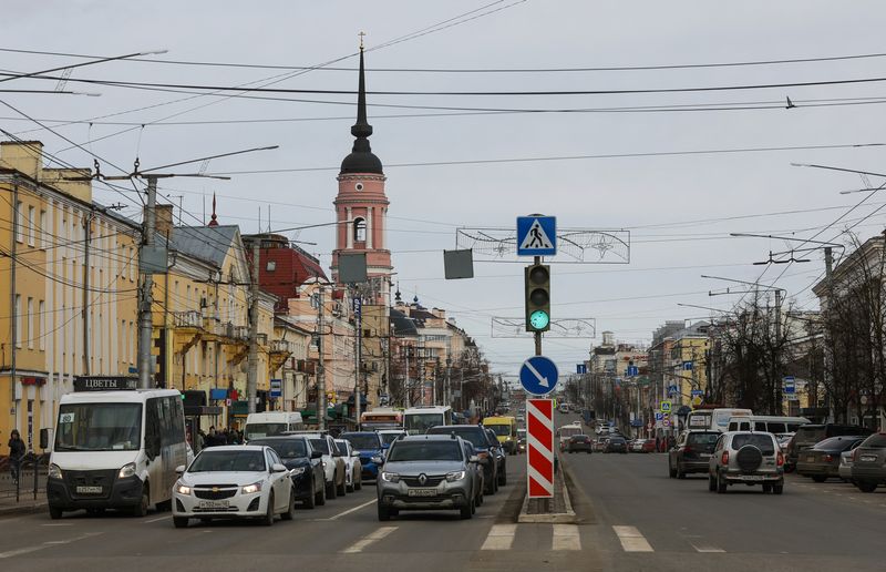 &copy; Reuters. FILE PHOTO: Cars wait at the traffic lights in Kaluga, Russia March 30, 2022. Picture taken March 30, 2022. REUTERS/Evgenia Novozhenina