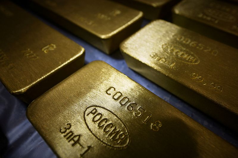 &copy; Reuters. FILE PHOTO: Marked ingots of 99.99 percent pure gold are placed in a cart at the Krastsvetmet non-ferrous metals plant in the Siberian city of Krasnoyarsk, Russia March 10, 2022. REUTERS/Alexander Manzyuk/