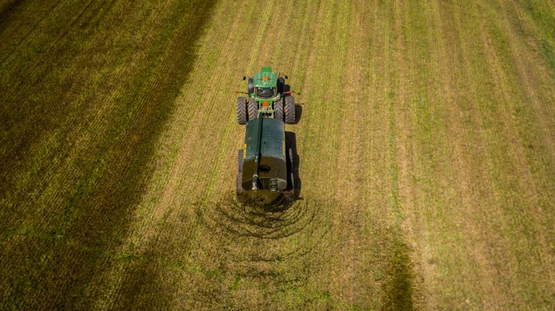 &copy; Reuters. Esterco é aplicado em lavoura em Ontario
Husky Farm Equipment Ltd./via REUTERS