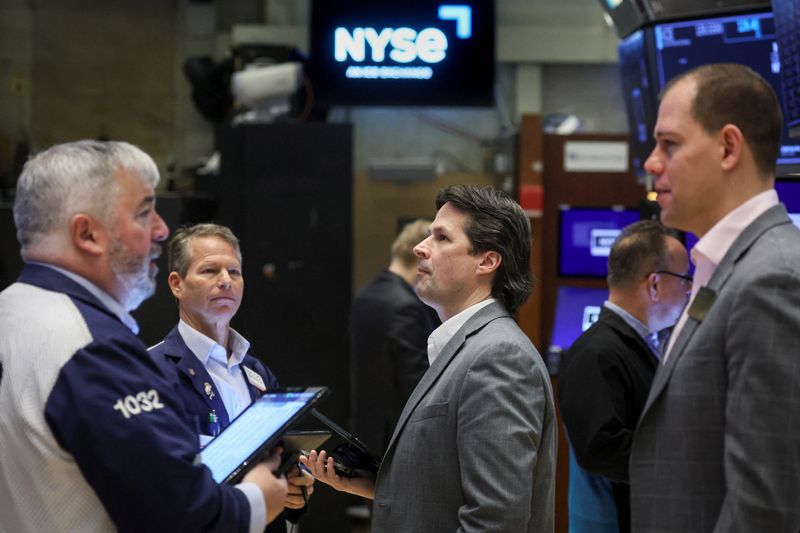© Reuters. Traders work on the floor of the New York Stock Exchange (NYSE) in New York City, U.S., April 6, 2022. REUTERS/Brendan McDermid
