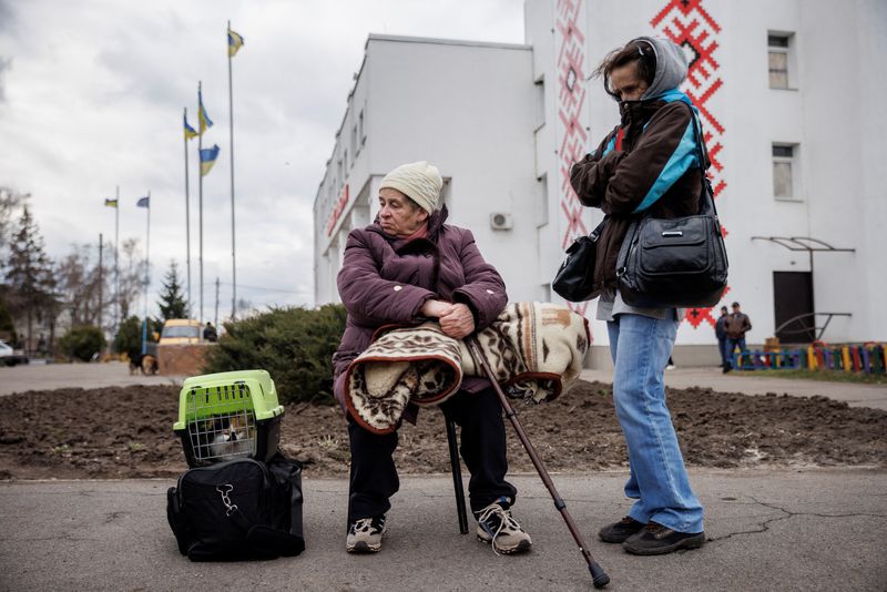 &copy; Reuters. Personas esperan ser evacuadas desde la localidad de Derhachi, Ucrania, Abril 6, 2022.  REUTERS/Thomas Peter