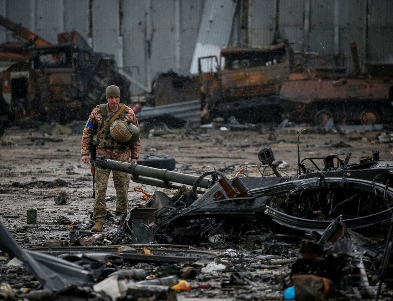 &copy; Reuters. A Ukrainian service member inspects a compound of the Antonov airfield, as Russia's attack on Ukraine continues, in the settlement of Hostomel, in Kyiv region, Ukraine April 3, 2022. REUTERS/Gleb Garanich