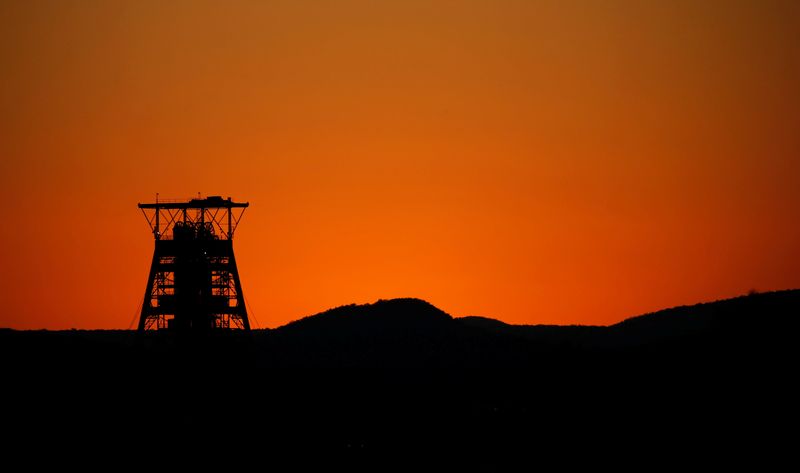 &copy; Reuters. FILE PHOTO: A pit head is seen at the Tumela platinum mine, an Anglo-American open pit mine located in Thabazimbi, Limpopo Province, South Africa June 9, 2016. REUTERS/Siphiwe Sibeko