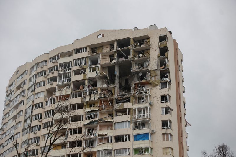 © Reuters. A view shows an apartment building damaged by heavy shelling, as Russia's attack on Ukraine continues, in Chernihiv, Ukraine April 6, 2022.  REUTERS/Serhii Nuzhnenko