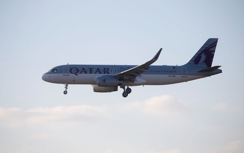 &copy; Reuters. طائرة تابعة للخطوط الجوية القطرية تتأهب للهبوط بأحد المطارات يوم 13 فبراير شباط 2022. تصوير: فالنتين أوجيرينكو - رويترز