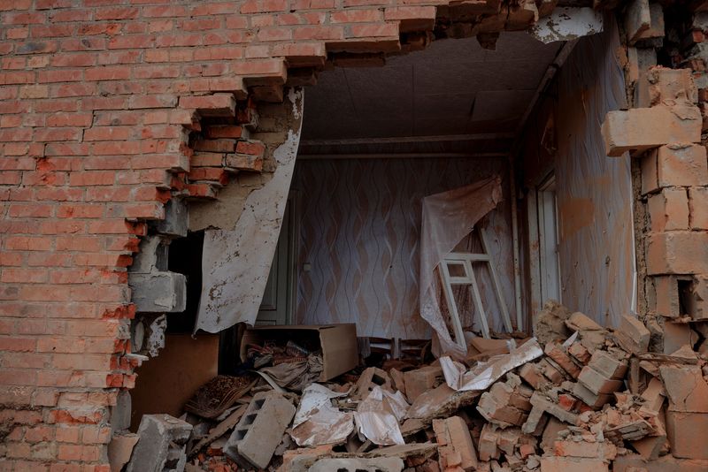 &copy; Reuters. جانب من الدمار الذي لحق بمنزل جراء قصف روسي في بلدة خارج خاركيف بأوكرانيا يوم الاربعاء. تصوير: توماس بيتر - رويترز. 