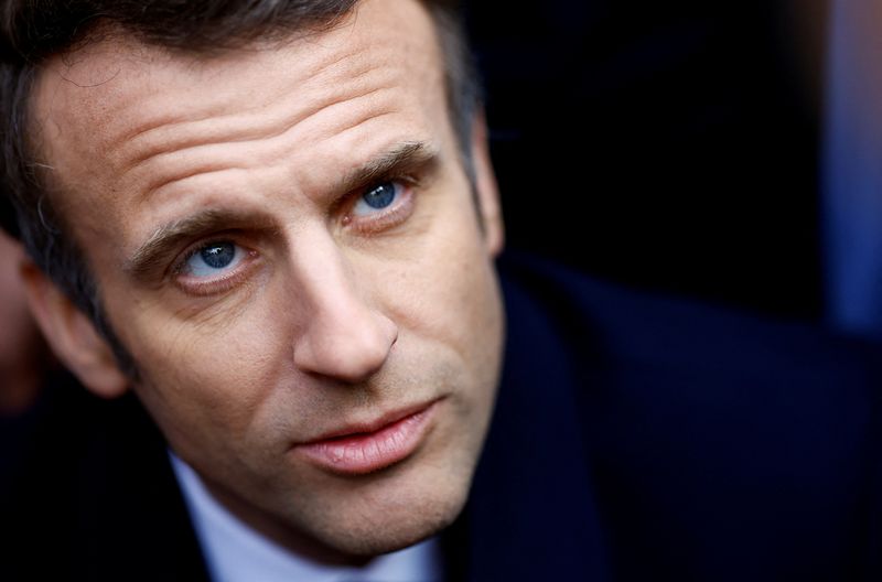 &copy; Reuters. الرئيس الفرنسي إيمانويل ماكرون في جولة لحملته الانتخابية لرئاسة فرنسا يوم 31 من مارس آذار 2022. تصوير: ستيفان ماهي - رويترز