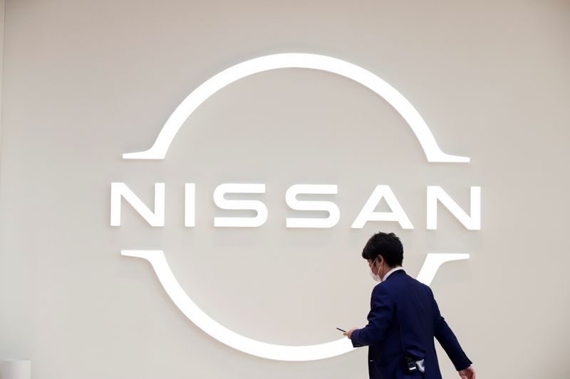 © Reuters. FOTO DE ARCHIVO: Un hombre camina en frente al logo de Nissan en la Galería Nissan en Yokohama, Japón 29 de noviembre del 2021. REUTERS/Androniki Christodoulou