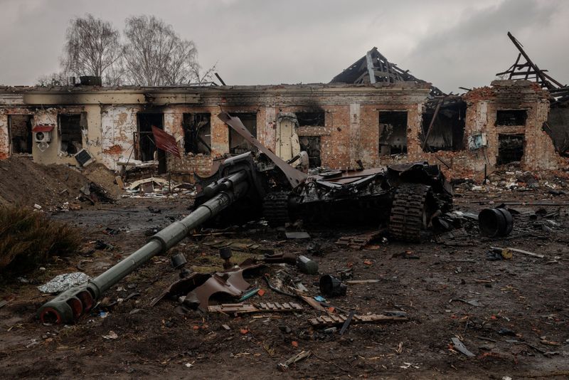 &copy; Reuters. FILE PHOTO: A wrecked Russian tank is seen in the demolished town center of Trostyanets after Ukrainian forces expelled Russian troops from the town which Russia had occupied at the beginning of its war with Ukraine, March 30, 2022.  REUTERS/Thomas Peter