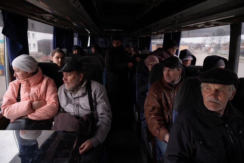 &copy; Reuters. افراد على متن حافلة ينتظرون الإجلاء من بلدة ديرهاتشي خارج خاركيف يوم الاربعاء. تصوير: توماس بيتر - رويترز. 
