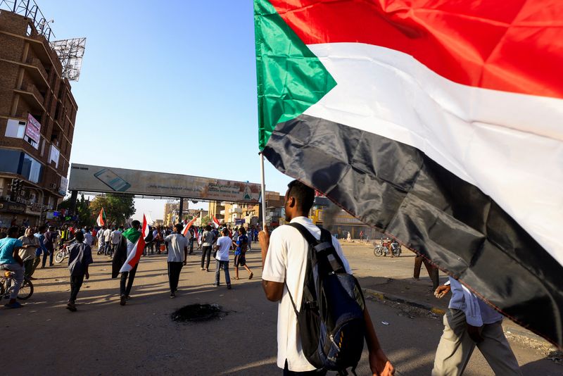 &copy; Reuters. محتجون في مسيرة ضد الحكم العسكري في الخرطوم يوم الاربعاء. تصوير: محمد نور الدين عبد الله - رويترز. 