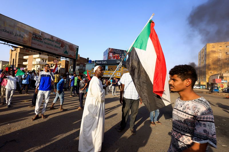© Reuters. محتجون خلال مسيرة ضد الحكم العسكري في الخرطوم يوم الاربعاء. تصوير: محمد نور الدين عبد الله - رويترز. 