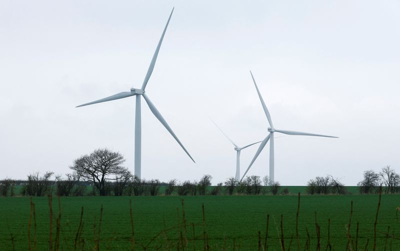 &copy; Reuters. FILE PHOTO: Wind turbines are seen in Finedon, Britain, March 30, 2022. REUTERS/Andrew Boyers