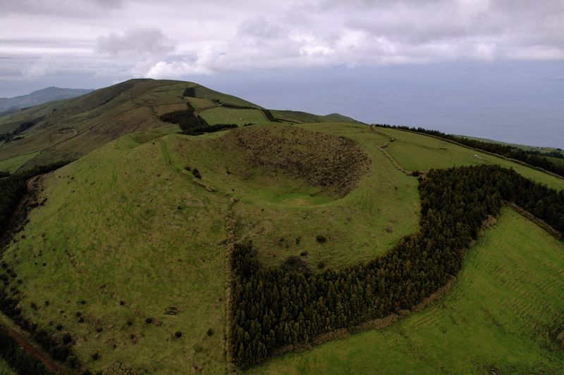 © Reuters. Vista aérea da cratera de um vulcão perto de Velas, onde tremores foram registrados, na ilha de São Jorge, Açores, Portugal
30/03/2022
REUTERS/Pedro Nunes/File Photo