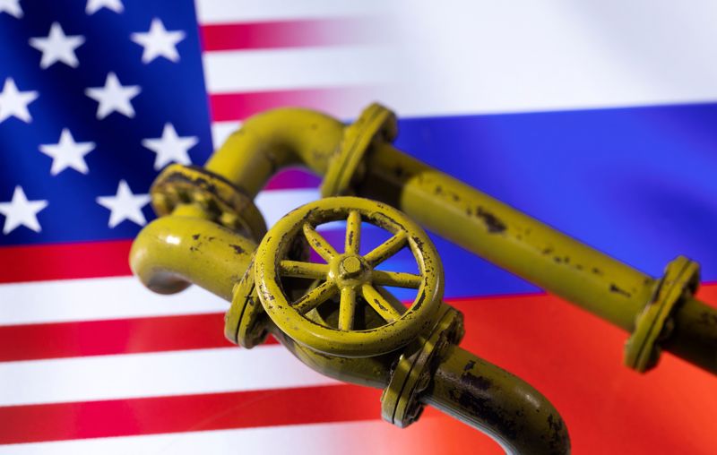 &copy; Reuters. FILE PHOTO: 3D printed Natural Gas Pipes are placed on displayed U.S. and Russian flags in this illustration taken, January 31, 2022. REUTERS/Dado Ruvic/Illustration