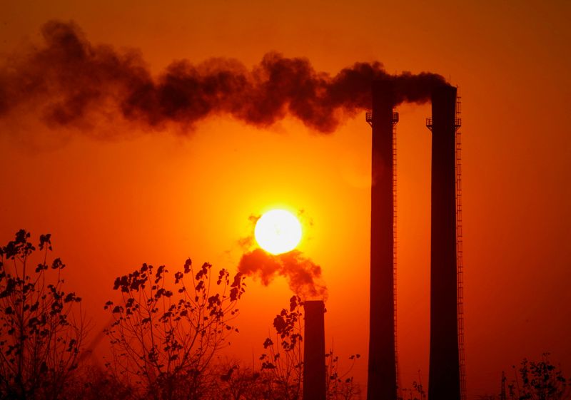 &copy; Reuters. 　４月６日、中国の国有石油会社は、既存のロシア産原油購入契約を履行しているが、新規の契約は控えている。写真は中国の南京にある石油精製施設。２００６年１２月撮影（２０２２年