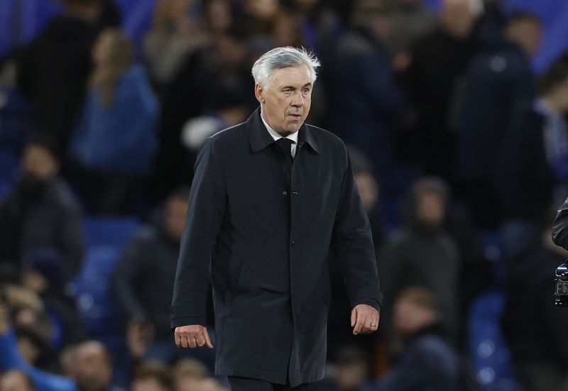 &copy; Reuters. El entrenador del Real Madrid, Carlo Ancelotti, tras el partido contra el Chelsea en el Stamford Bridge, Londres, Reino Unido. 6 de abril de 2022. REUTERS/Peter Cziborra