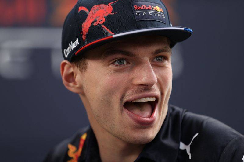 &copy; Reuters. الهولندي ماكس فرستابن، سائق رد بول المنافس ببطولة العالم لسباقات فورمولا 1 للسيارات، يتحدث لوسائل الإعلام قبل سباق أستراليا يوم الخميس. تصو