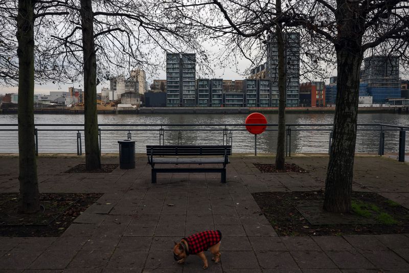 &copy; Reuters. FILE PHOTO: A general view of apartments under construction near Wandsworth Bridge in London, Britain,  January 10, 2022. REUTERS/Kevin Coombs