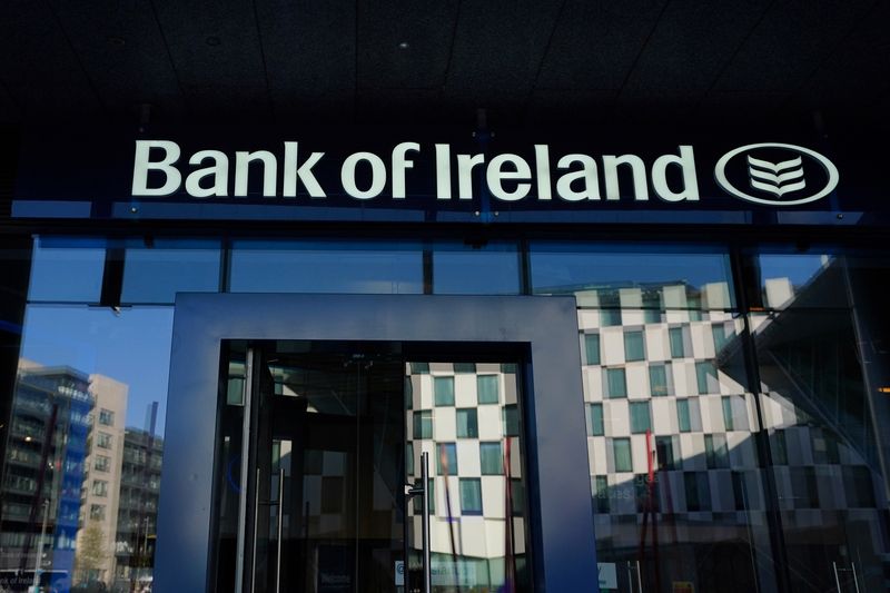 © Reuters. FILE PHOTO: General view of a branch of the Bank of Ireland with the reflection of Grand Canal Square in the Docklands visible in its windows amid the coronavirus disease (COVID-19) pandemic in Dublin, Ireland, October 14, 2020. REUTERS/Clodagh Kilcoyne