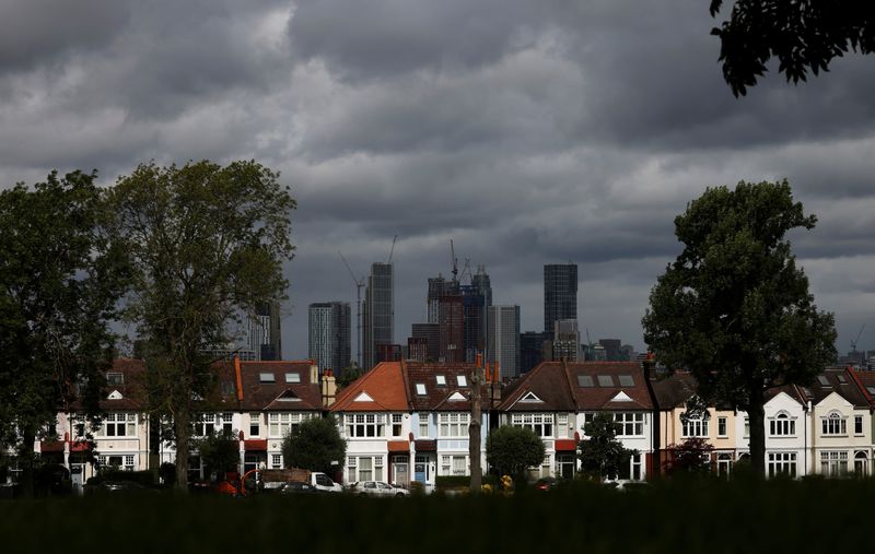 &copy; Reuters. FOTO DE ARCHIVO: Apartamentos de gran altura en construcción tras una fila de viviendas residenciales en el sur de Londres, Reino Unido, 6 de agosto de 2021. REUTERS/Henry Nicholls