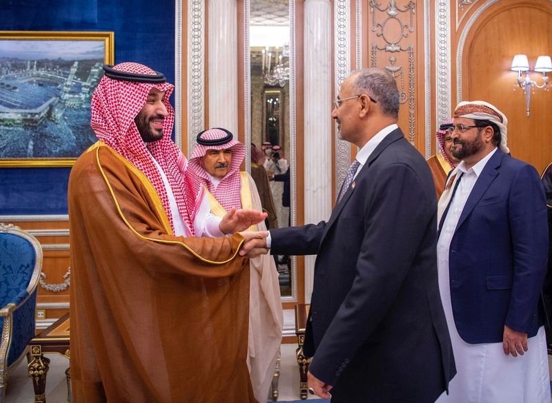 &copy; Reuters. Saudi Crown Prince Mohammed bin Salman receives Aidarous al-Zabidi, member of the Yemeni Presidential Leadership Council in Riyadh, Saudi Arabia April 7, 2022. Bandar Algaloud/Courtesy of Saudi Royal Court/Handout via REUTERS 