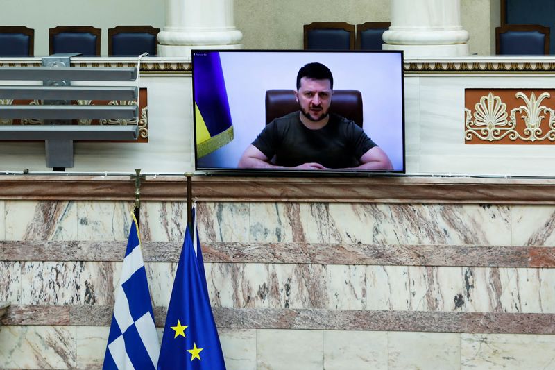 &copy; Reuters. الرئيس الأوكراني فولوديمير زيلينسكي على شاشة لدى إلقائه خطابا أمام البرلمان اليوناني في أثينا يوم الخميس. تصوير: كوستاس بالتاس - رويترز