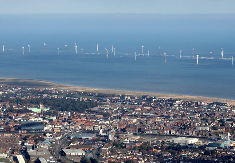 © Reuters. FILE PHOTO: Scroby Sands offshore wind farm can be seen off of the coast at Great Yarmouth, Britain, October 24, 2018.  REUTERS/Chris Radburn/File Photo