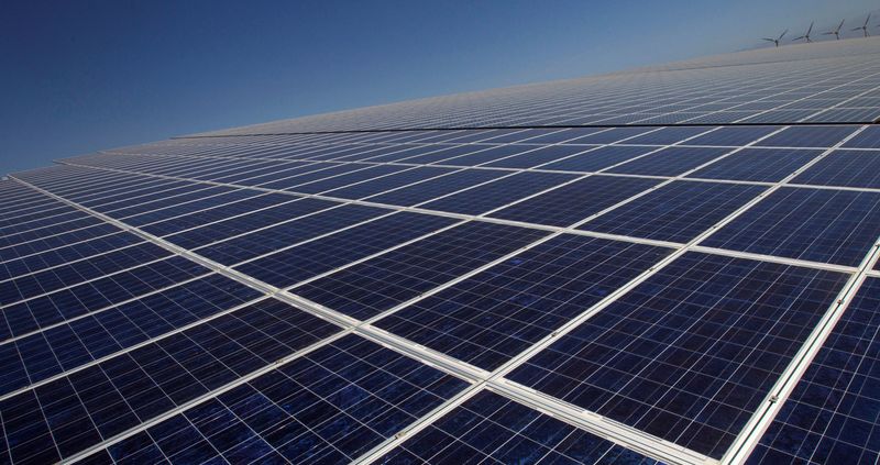 &copy; Reuters. FILE PHOTO: Solar panels are seen on the grounds of the Technological and Renewable Energies Institute (ITER) outside Santa Cruz de Tenerife, in the Spanish Canary Island of Tenerife March 29, 2011.   REUTERS/Santiago Ferrero/File Photo