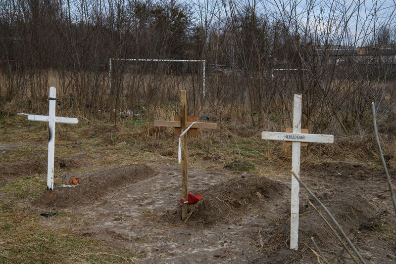 &copy; Reuters. Fosse scavate per i cadaveri a Bucha, che secondo i residenti sono stati uccisi dall'esercito russo. REUTERS/Vladyslav Musiienko