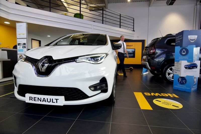 &copy; Reuters. FOTO DE ARCHIVO: Un modelo de coche eléctrico de batería Zoe de Renault expuesto en un concesionario, en Reading, Reino Unido, 23 de octubre de 2020. REUTERS/Nick Carey