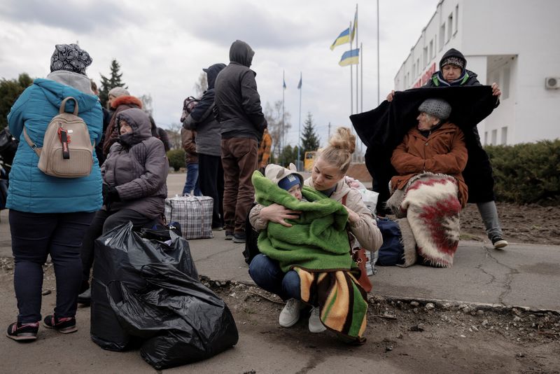 &copy; Reuters. Gente espera para ser evacuada desde el pueblo de Derhachi, fuertemente bombardeado, en las afueras de Járkov, en medio de la ofensiva de Rusia, en Ucrania. 6 de abril, 2022. REUTERS/Thomas Peter