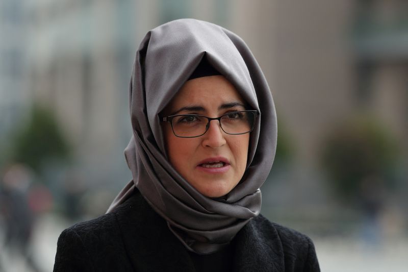 &copy; Reuters. Hatice Cengiz, prometida del periodista saudí asesinado Jamal Khashoggi, habla con Reuters en el exterior del Palacio de Justicia de Caglayan, después de asistir a un juicio sobre el asesinato de Khashoggi en el Consulado de Arabia Saudí, en Estambul, 