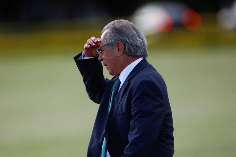 &copy; Reuters. FILE PHOTO: Brazil's Economy Minister Paulo Guedes walks before a national flag hoisting ceremony in front of Alvorada Palace in Brasilia, Brazil, March 17, 2022. REUTERS/Adriano Machado